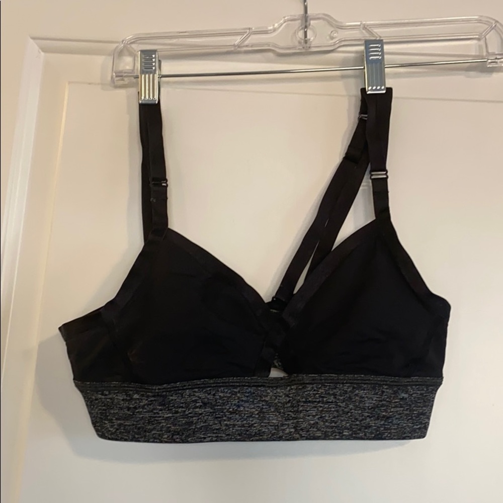 Womens Lululemon sports bra sz 4